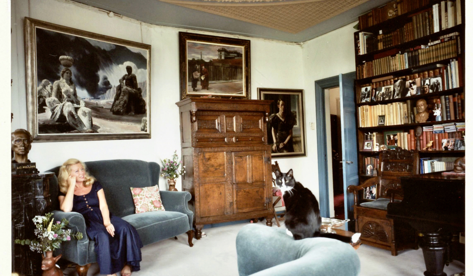 Sylvia Wllink in haar woonkamer