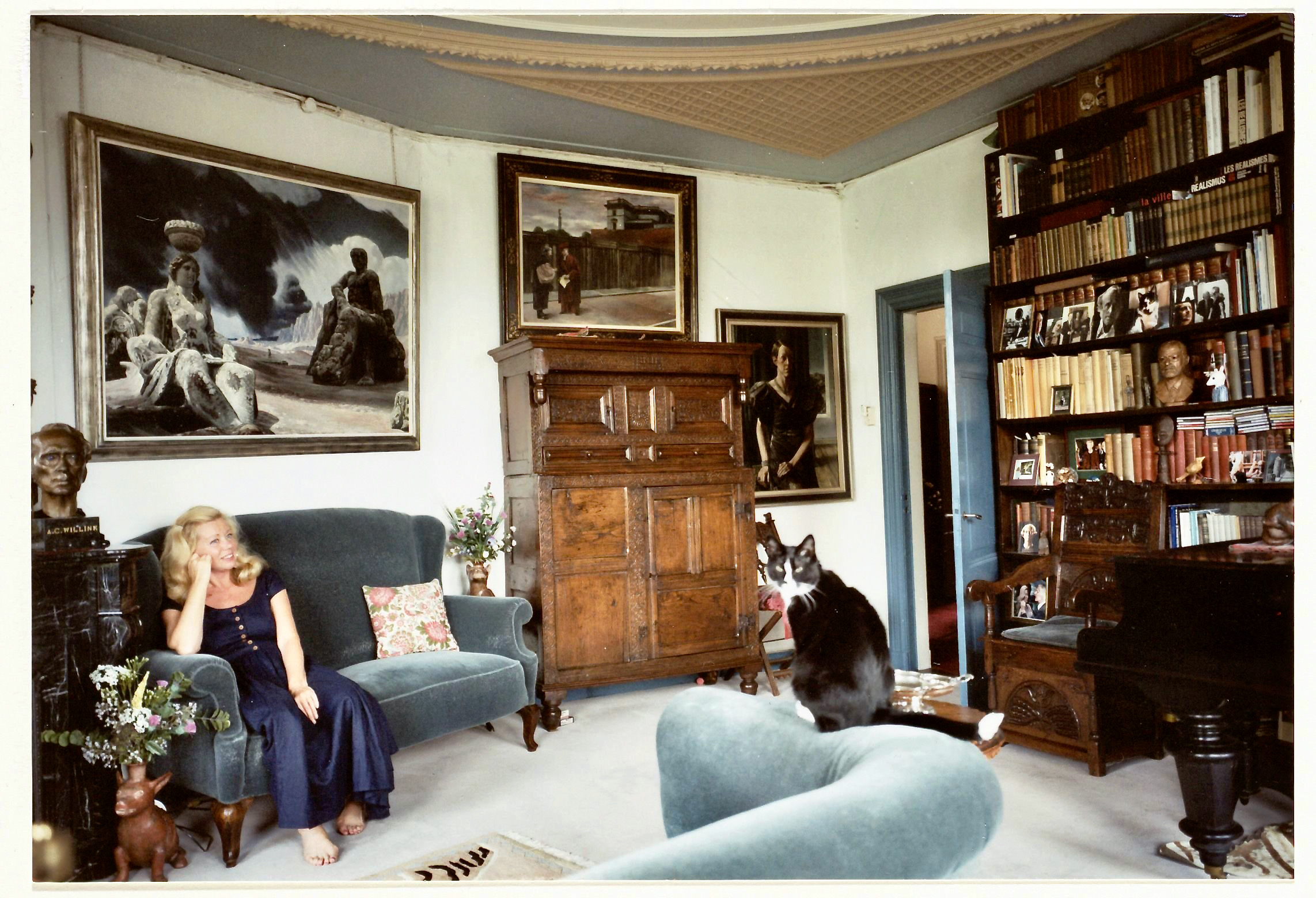 Sylvia Wllink in haar woonkamer